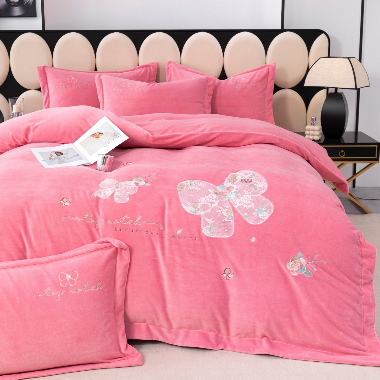 91家纺网 家纺一手货源 找家纺 优姿家纺 2025新款10斤牛奶绒宽边绣花保暖四件套-蝴蝶心语 蝴蝶心语-粉