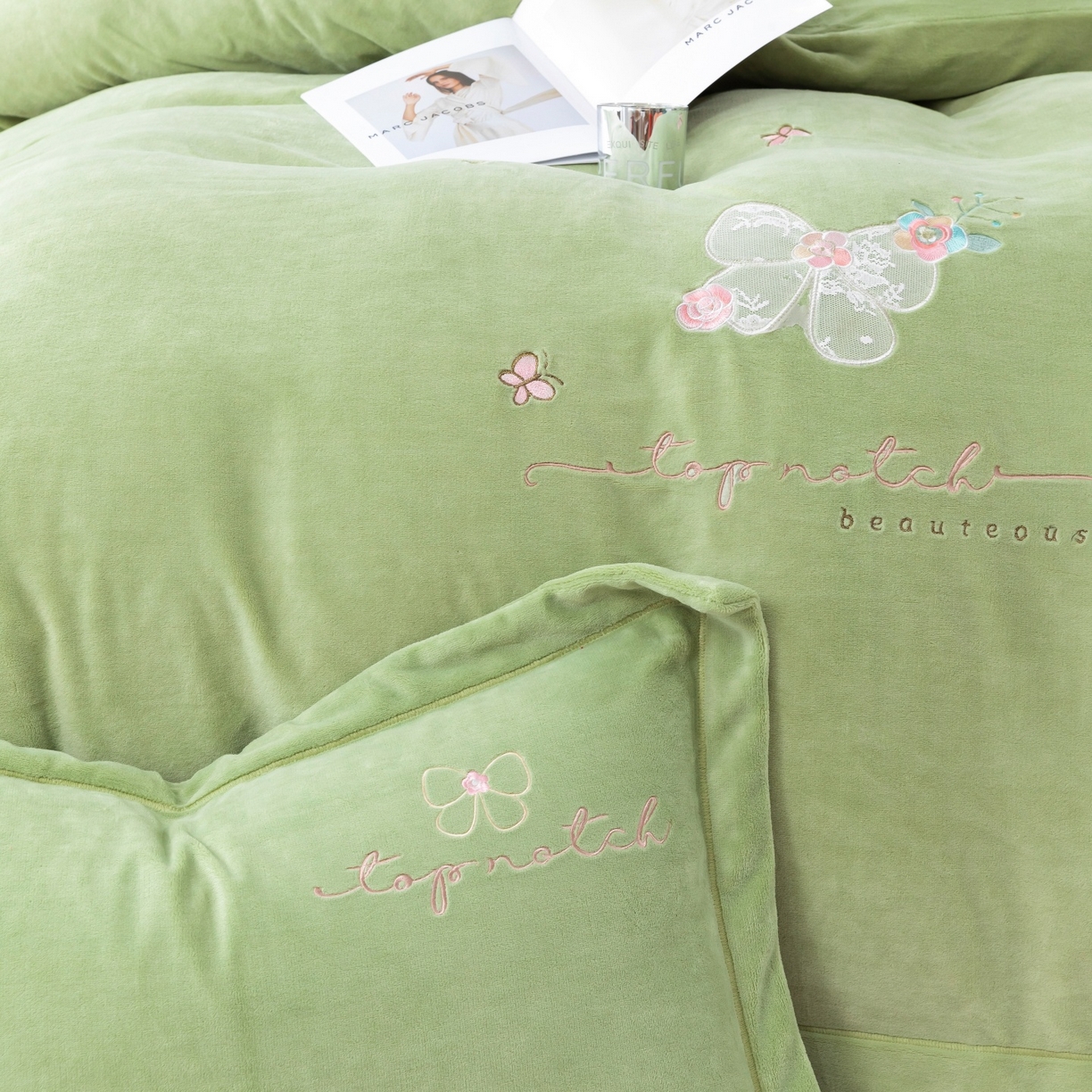 91家纺网 家纺一手货源 找家纺 优姿家纺 2025新款10斤牛奶绒宽边绣花保暖四件套-蝴蝶心语 蝴蝶心语-抹茶绿