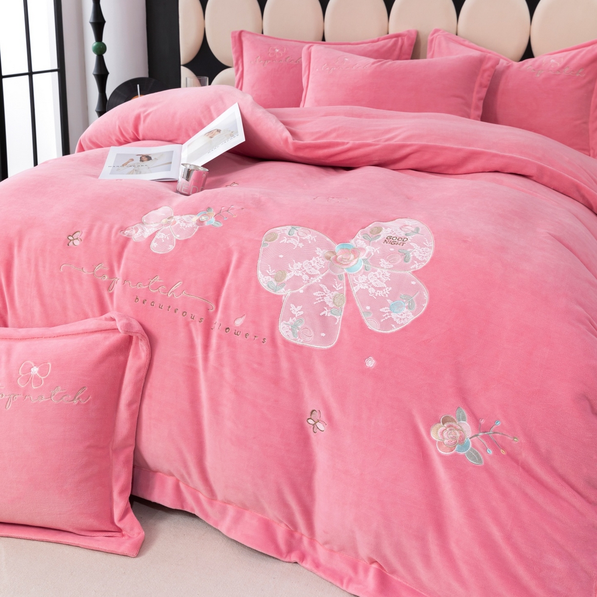 91家纺网 家纺一手货源 找家纺 优姿家纺 2025新款10斤牛奶绒宽边绣花保暖四件套-蝴蝶心语 蝴蝶心语-粉