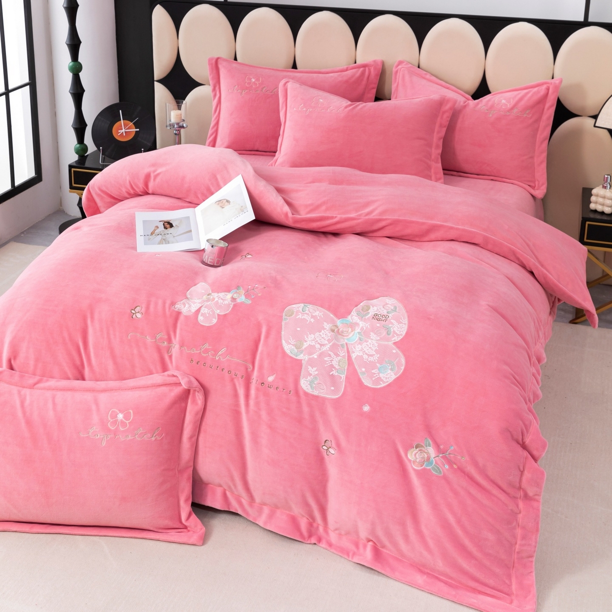 91家纺网 家纺一手货源 找家纺 优姿家纺 2025新款10斤牛奶绒宽边绣花保暖四件套-蝴蝶心语 蝴蝶心语-粉