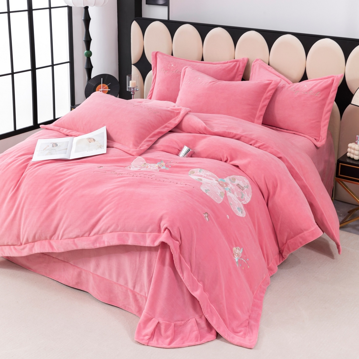 91家纺网 家纺一手货源 找家纺 优姿家纺 2025新款10斤牛奶绒宽边绣花保暖四件套-蝴蝶心语 蝴蝶心语-粉