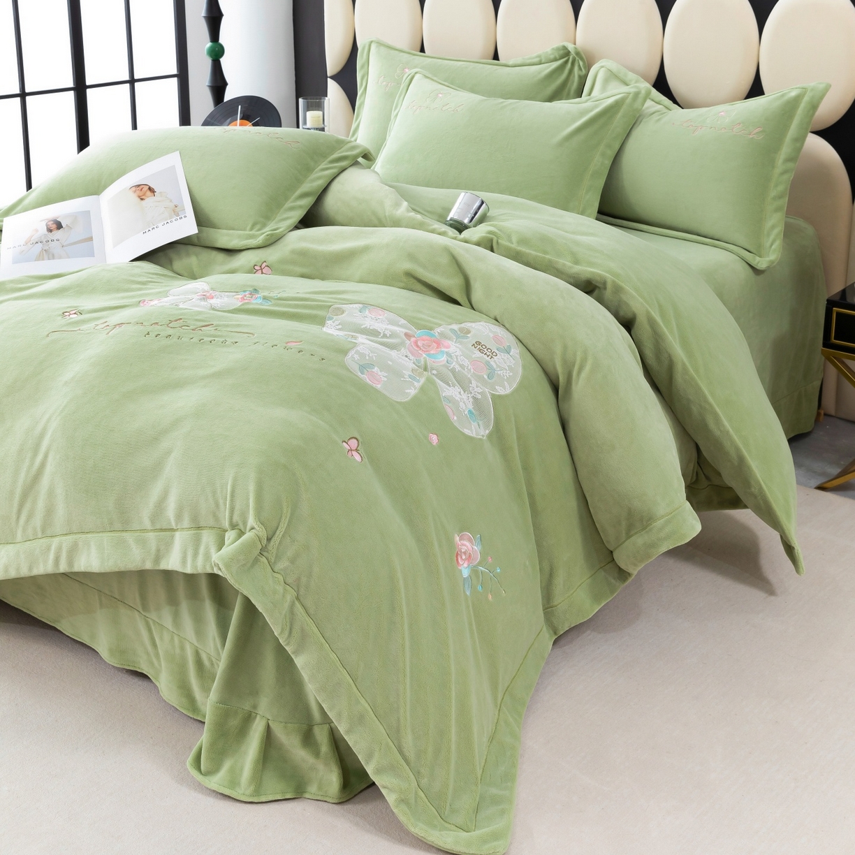 91家纺网 家纺一手货源 找家纺 优姿家纺 2025新款10斤牛奶绒宽边绣花保暖四件套-蝴蝶心语 蝴蝶心语-抹茶绿