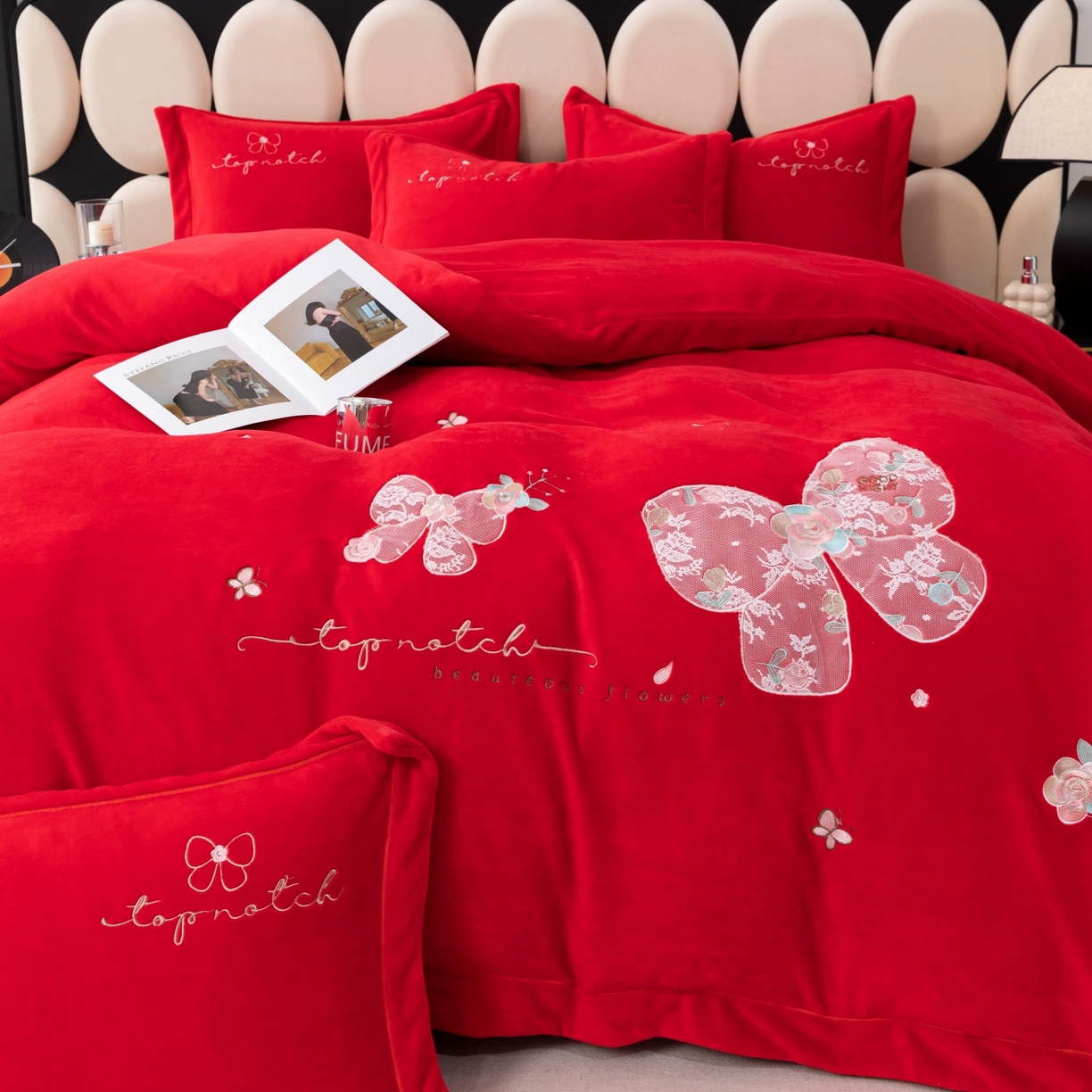 91家纺网 家纺一手货源 找家纺 优姿家纺 2025新款10斤牛奶绒宽边绣花保暖四件套-蝴蝶心语 蝴蝶心语-大红