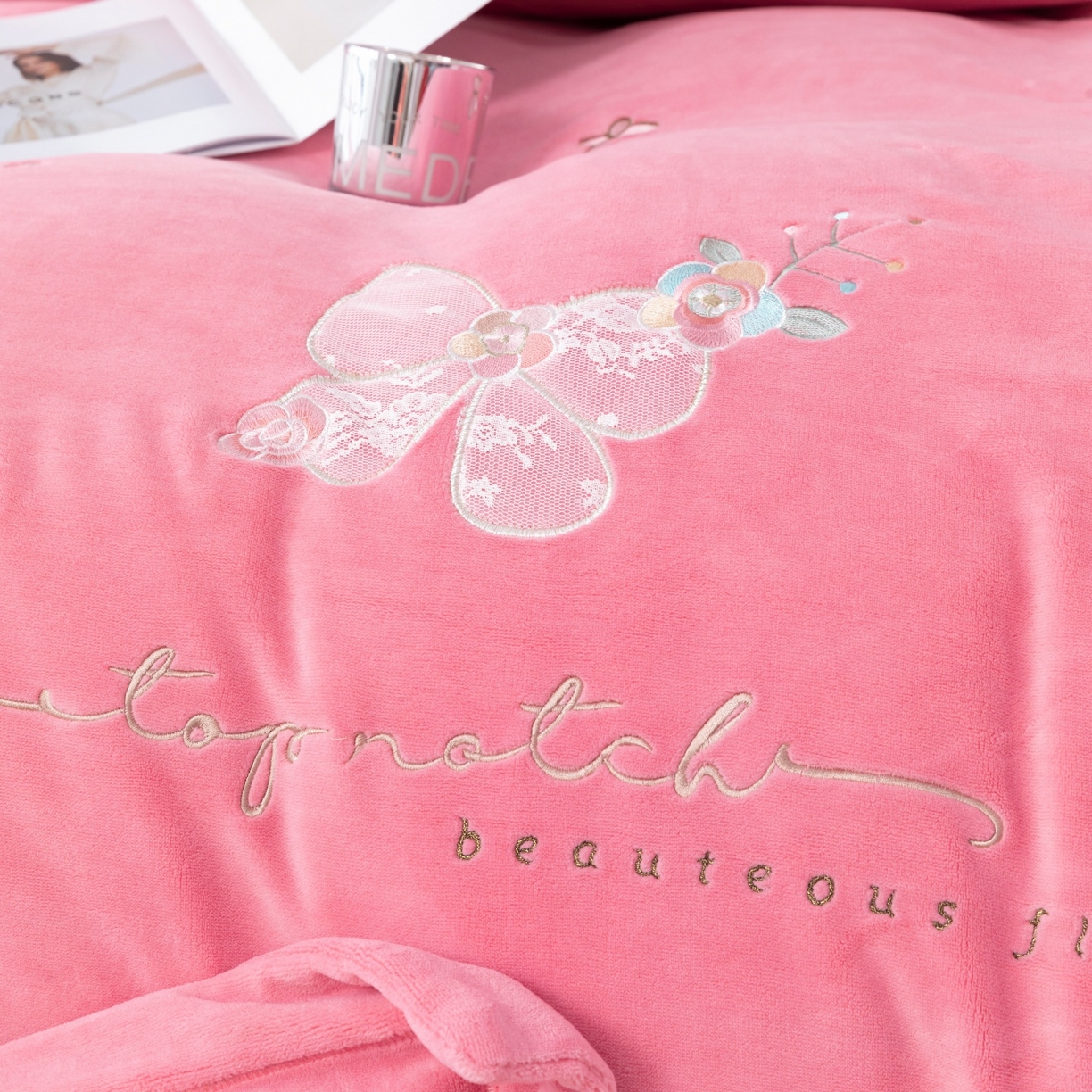 91家纺网 家纺一手货源 找家纺 优姿家纺 2025新款10斤牛奶绒宽边绣花保暖四件套-蝴蝶心语 蝴蝶心语-粉