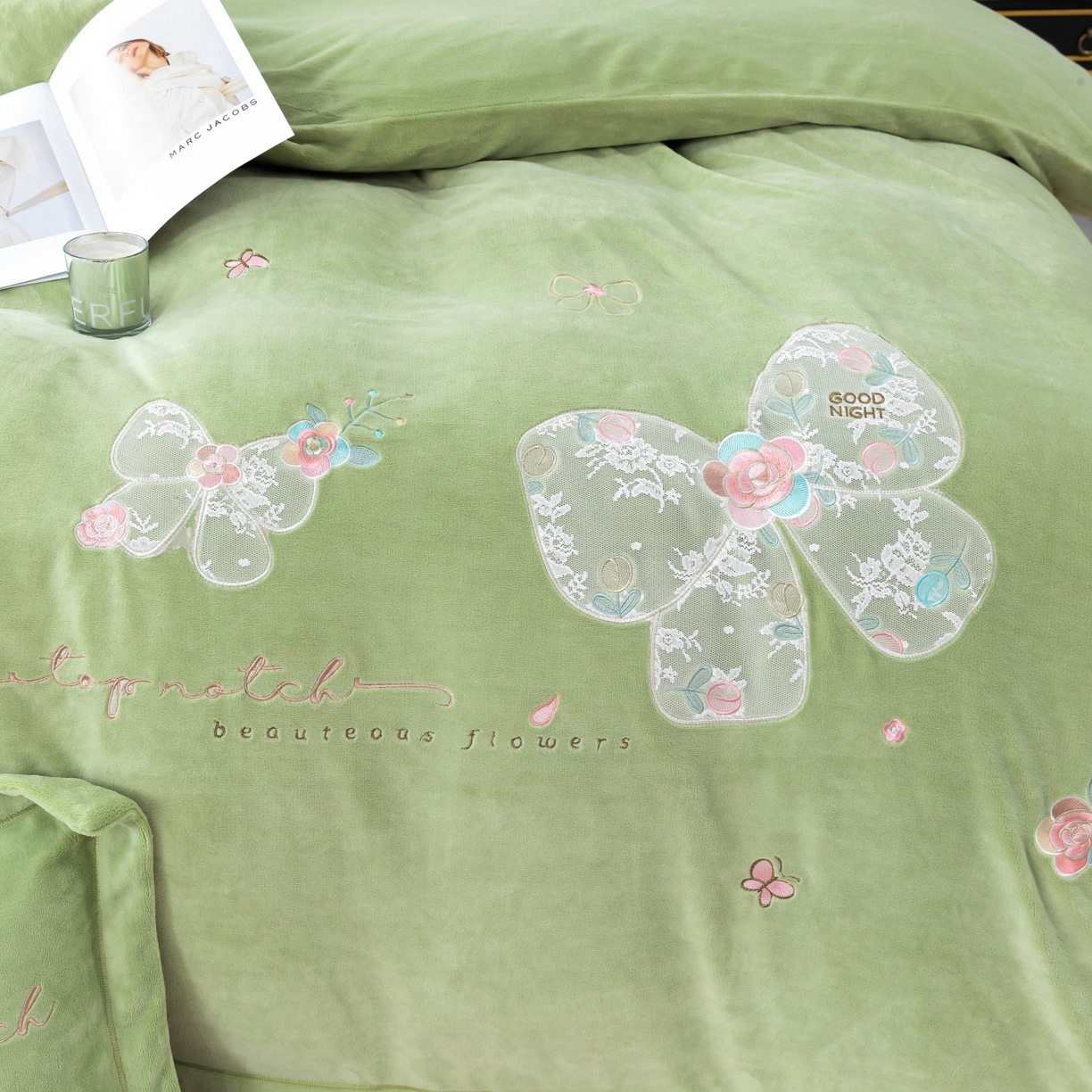 91家纺网 家纺一手货源 找家纺 优姿家纺 2025新款10斤牛奶绒宽边绣花保暖四件套-蝴蝶心语 蝴蝶心语-抹茶绿