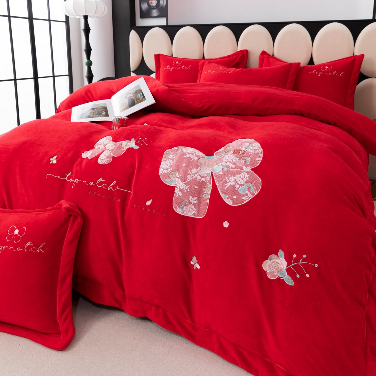 91家纺网 家纺一手货源 找家纺 优姿家纺 2025新款10斤牛奶绒宽边绣花保暖四件套-蝴蝶心语 蝴蝶心语-大红