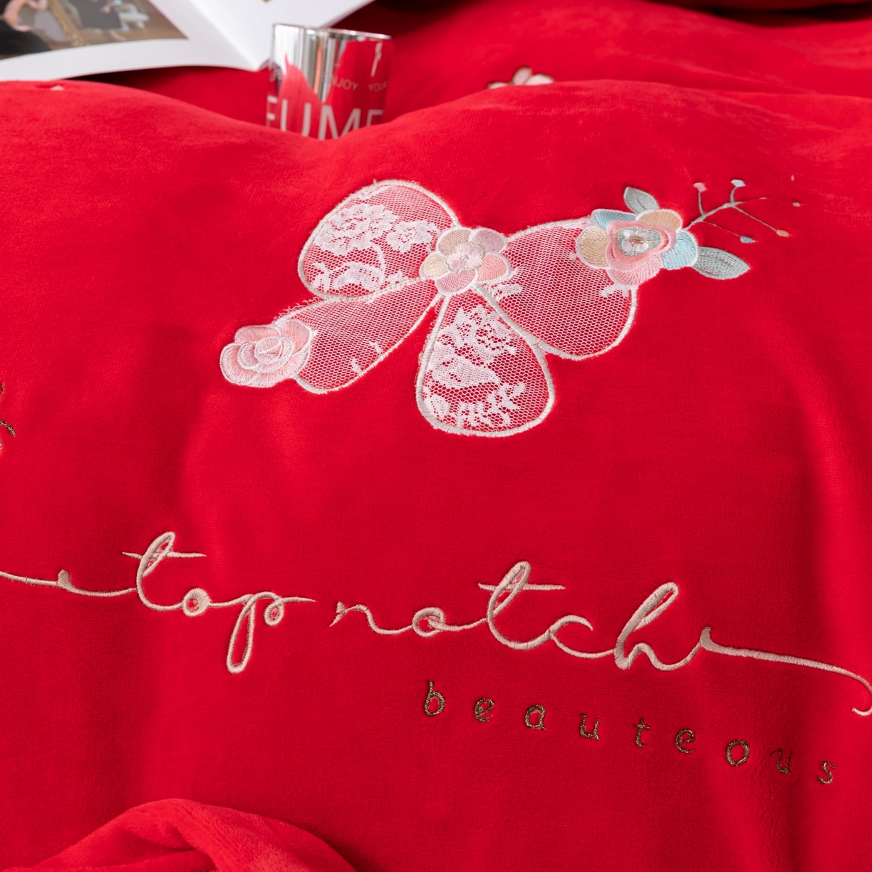 91家纺网 家纺一手货源 找家纺 优姿家纺 2025新款10斤牛奶绒宽边绣花保暖四件套-蝴蝶心语 蝴蝶心语-大红