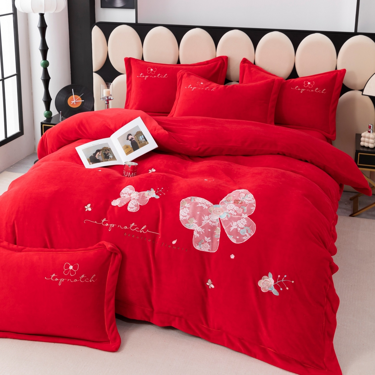 91家纺网 家纺一手货源 找家纺 优姿家纺 2025新款10斤牛奶绒宽边绣花保暖四件套-蝴蝶心语 蝴蝶心语-大红