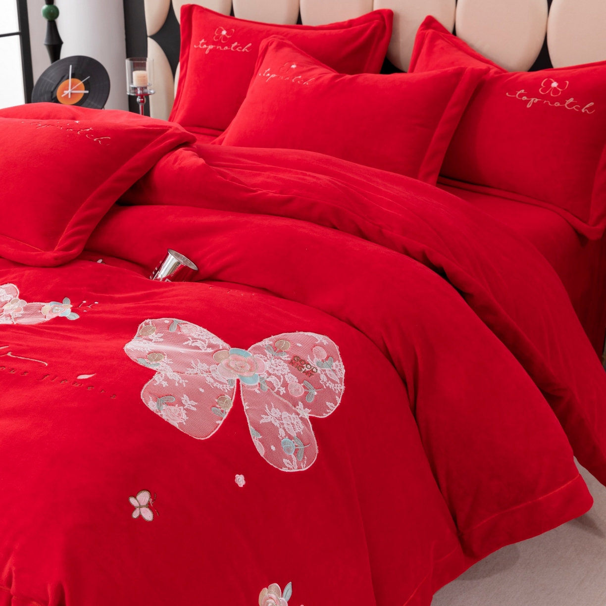 91家纺网 家纺一手货源 找家纺 优姿家纺 2025新款10斤牛奶绒宽边绣花保暖四件套-蝴蝶心语 蝴蝶心语-大红