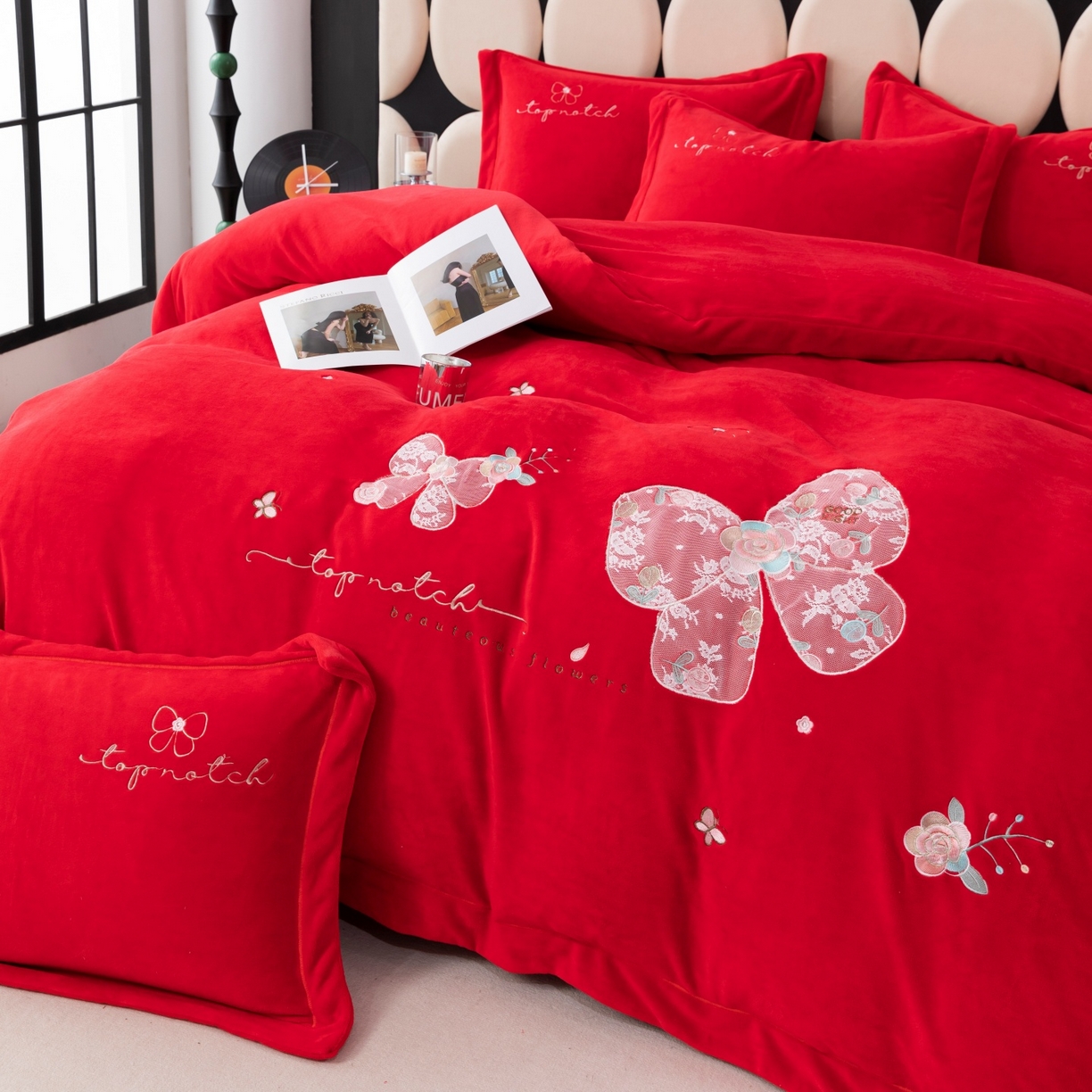 91家纺网 家纺一手货源 找家纺 优姿家纺 2025新款10斤牛奶绒宽边绣花保暖四件套-蝴蝶心语 蝴蝶心语-大红