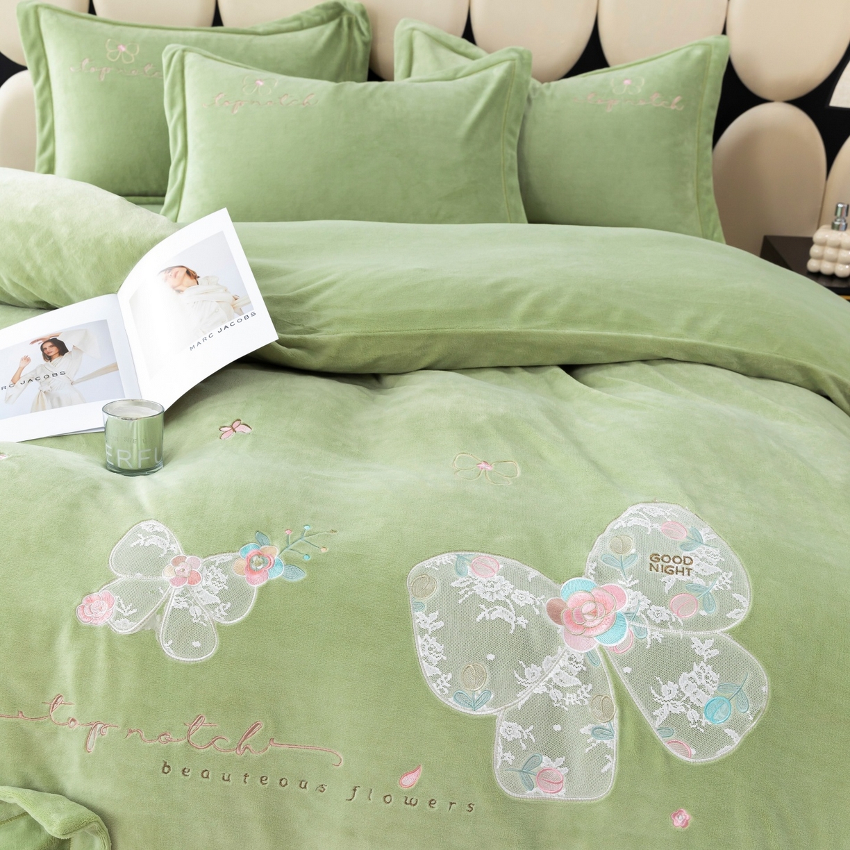 91家纺网 家纺一手货源 找家纺 优姿家纺 2025新款10斤牛奶绒宽边绣花保暖四件套-蝴蝶心语 蝴蝶心语-抹茶绿