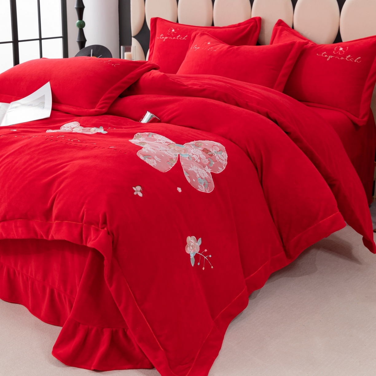 91家纺网 家纺一手货源 找家纺 优姿家纺 2025新款10斤牛奶绒宽边绣花保暖四件套-蝴蝶心语 蝴蝶心语-大红
