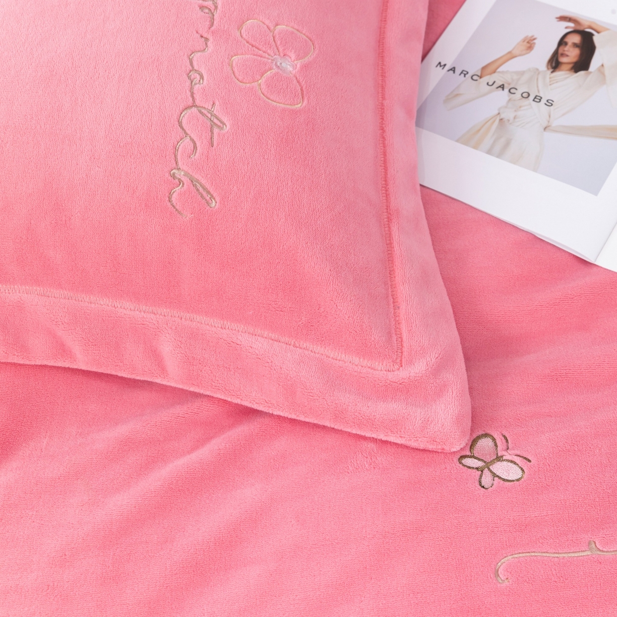 91家纺网 家纺一手货源 找家纺 优姿家纺 2025新款10斤牛奶绒宽边绣花保暖四件套-蝴蝶心语 蝴蝶心语-粉