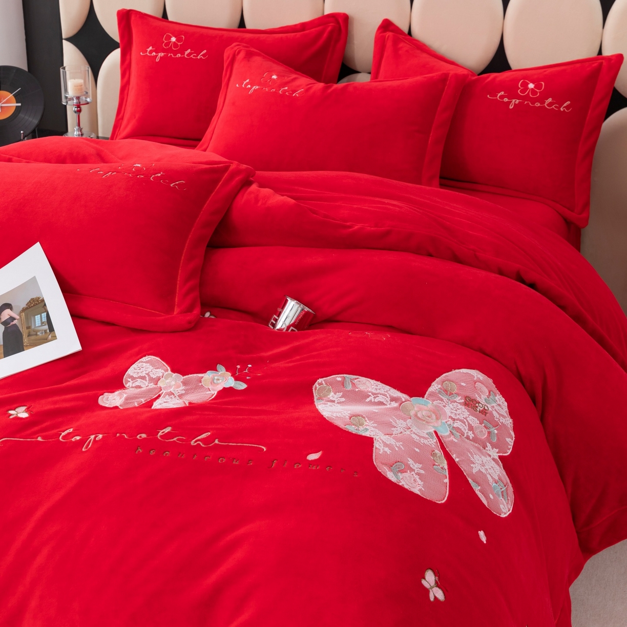 91家纺网 家纺一手货源 找家纺 优姿家纺 2025新款10斤牛奶绒宽边绣花保暖四件套-蝴蝶心语 蝴蝶心语-大红