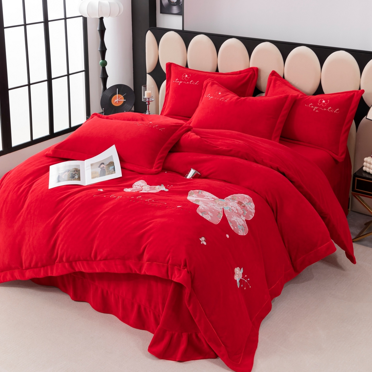 91家纺网 家纺一手货源 找家纺 优姿家纺 2025新款10斤牛奶绒宽边绣花保暖四件套-蝴蝶心语 蝴蝶心语-大红