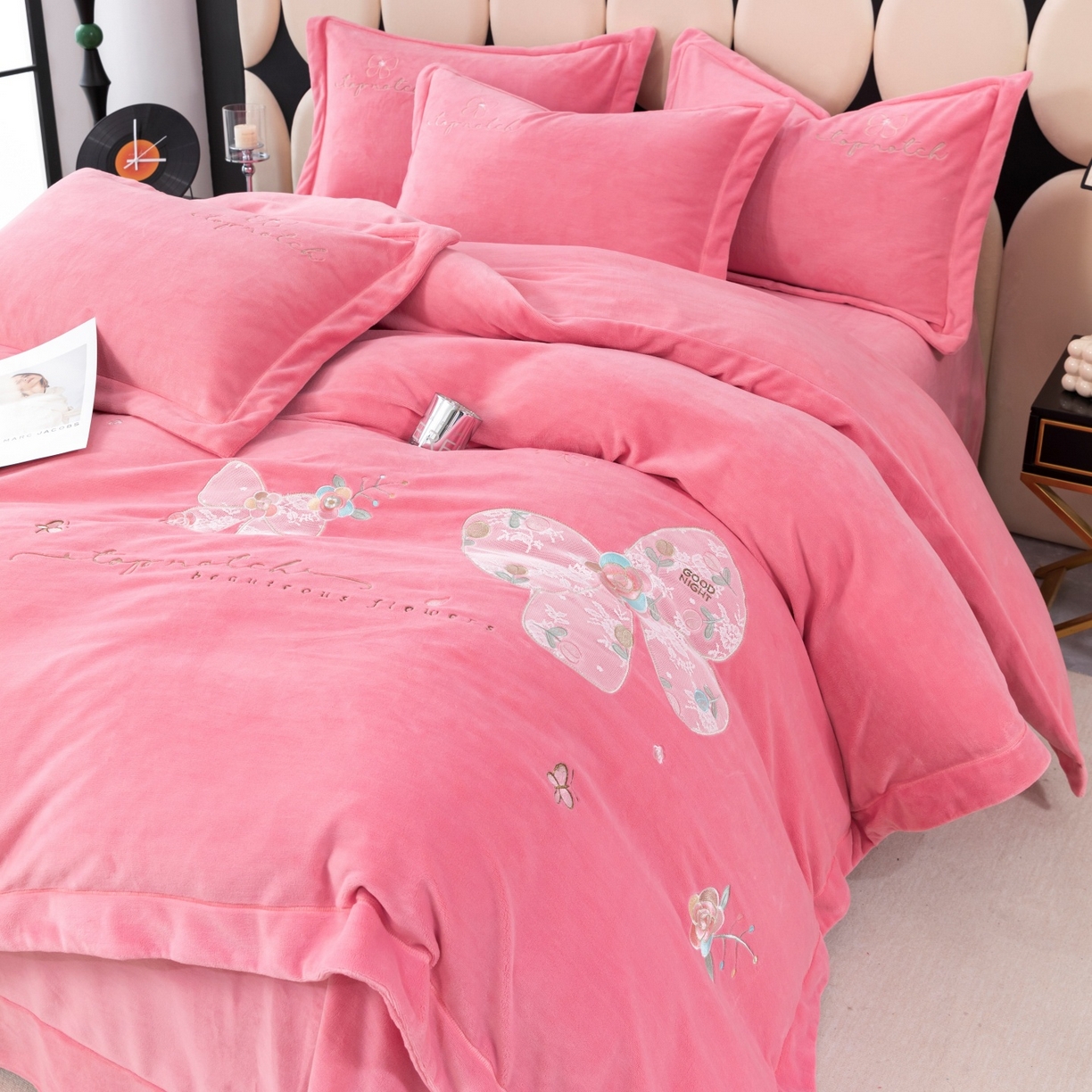 91家纺网 家纺一手货源 找家纺 优姿家纺 2025新款10斤牛奶绒宽边绣花保暖四件套-蝴蝶心语 蝴蝶心语-粉