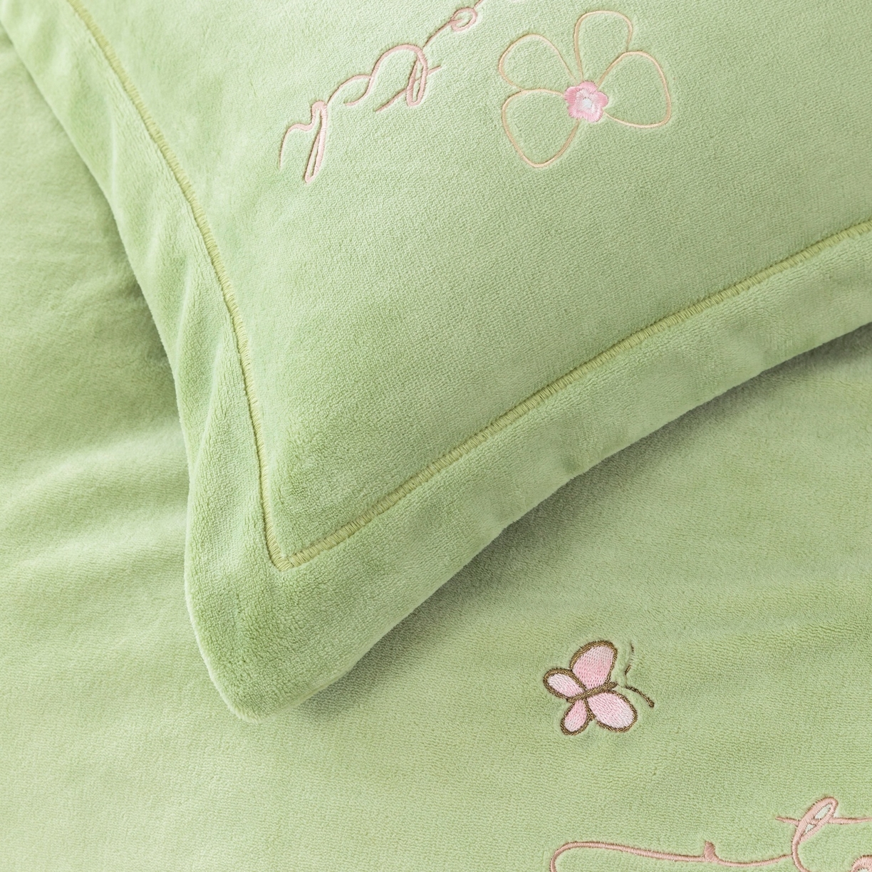 91家纺网 家纺一手货源 找家纺 优姿家纺 2025新款10斤牛奶绒宽边绣花保暖四件套-蝴蝶心语 蝴蝶心语-抹茶绿