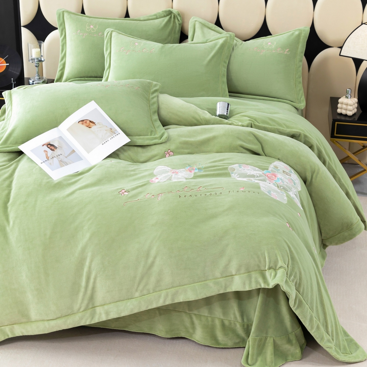 91家纺网 家纺一手货源 找家纺 优姿家纺 2025新款10斤牛奶绒宽边绣花保暖四件套-蝴蝶心语 蝴蝶心语-抹茶绿