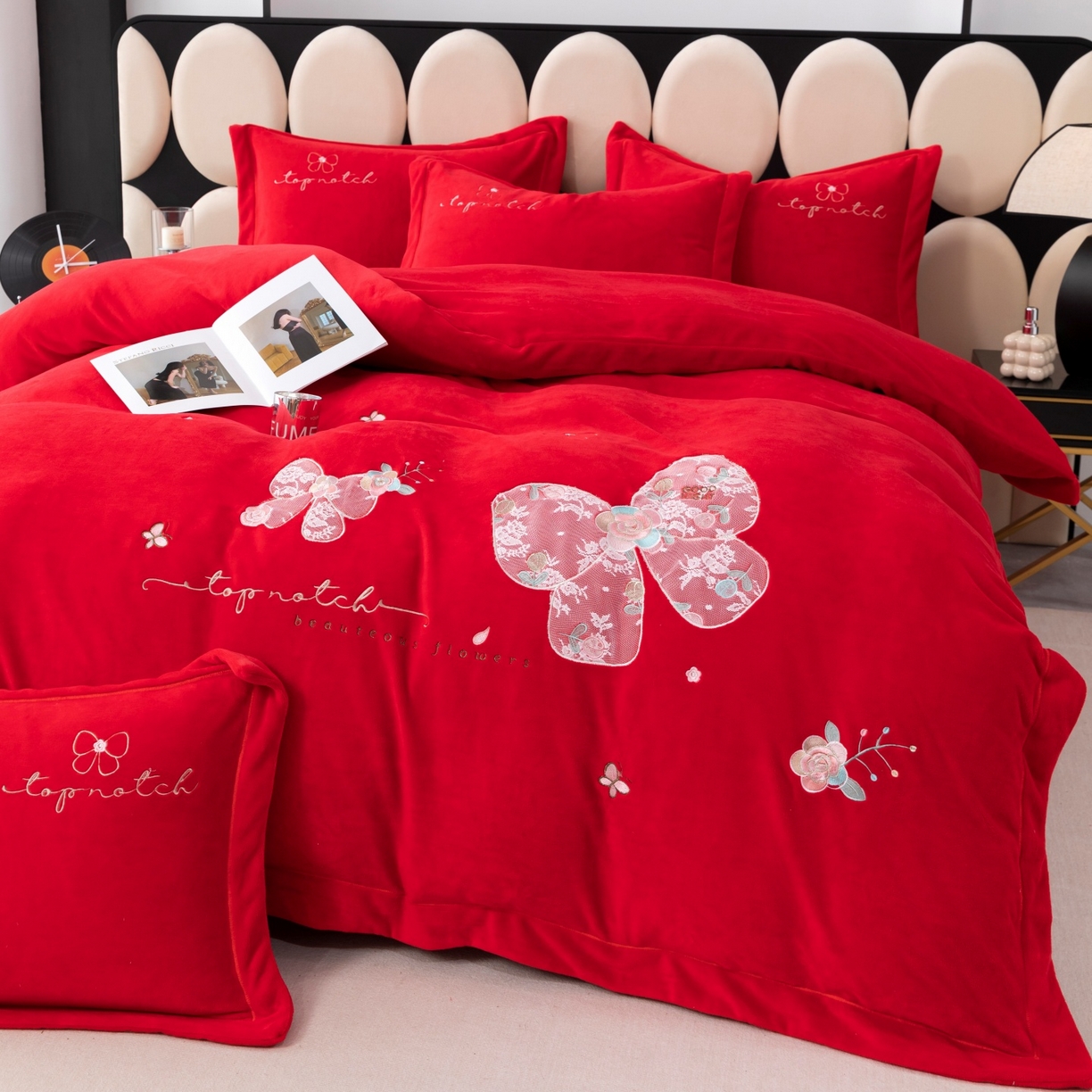 91家纺网 家纺一手货源 找家纺 优姿家纺 2025新款10斤牛奶绒宽边绣花保暖四件套-蝴蝶心语 蝴蝶心语-大红