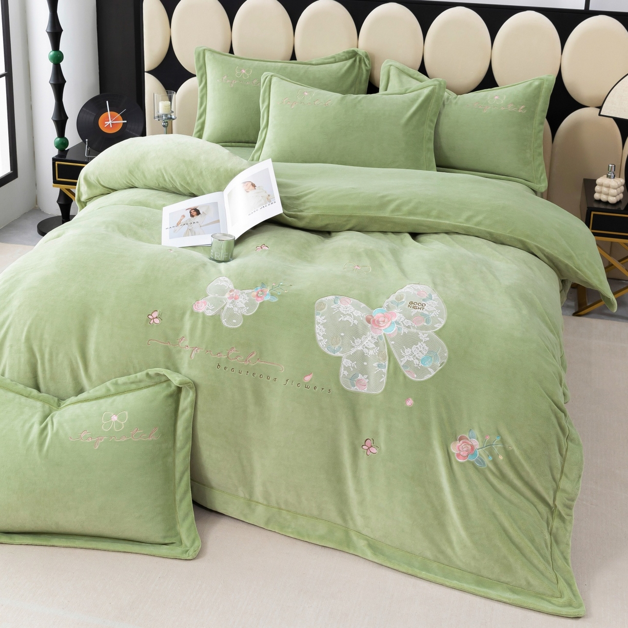 91家纺网 家纺一手货源 找家纺 优姿家纺 2025新款10斤牛奶绒宽边绣花保暖四件套-蝴蝶心语 蝴蝶心语-抹茶绿