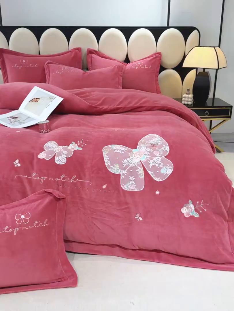91家纺网 家纺一手货源 找家纺 优姿家纺 2025新款10斤牛奶绒宽边绣花保暖四件套-蝴蝶心语 蝴蝶心语-皮红