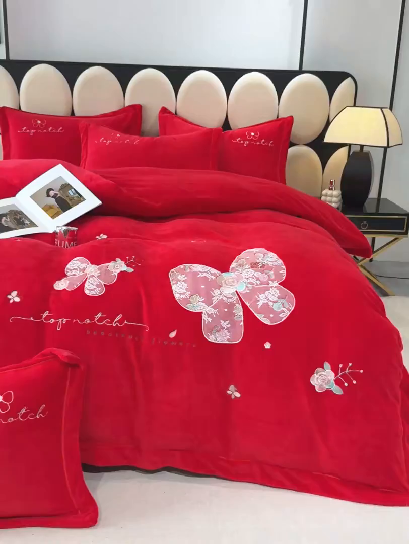 91家纺网 家纺一手货源 找家纺 优姿家纺 2025新款10斤牛奶绒宽边绣花保暖四件套-蝴蝶心语 蝴蝶心语-大红