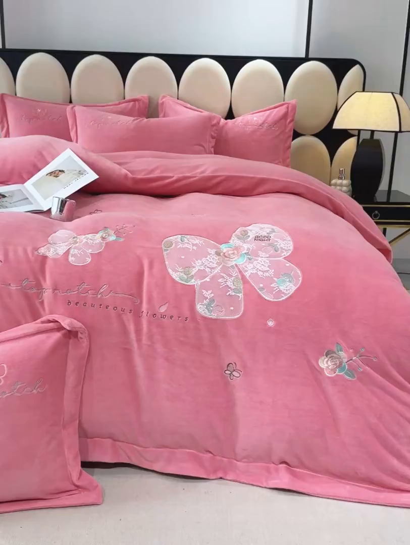 91家纺网 家纺一手货源 找家纺 优姿家纺 2025新款10斤牛奶绒宽边绣花保暖四件套-蝴蝶心语 蝴蝶心语-粉