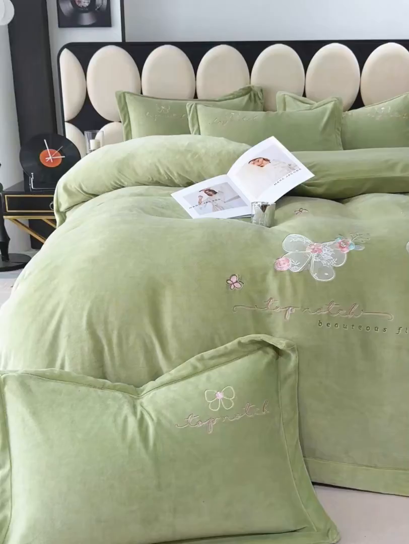 91家纺网 家纺一手货源 找家纺 优姿家纺 2025新款10斤牛奶绒宽边绣花保暖四件套-蝴蝶心语 蝴蝶心语-抹茶绿