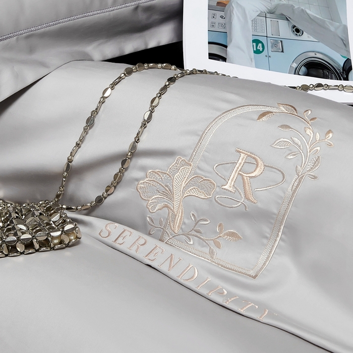 91家纺网 家纺一手货源 找家纺 2025新款60s支贡缎长绒棉刺绣花四件套纯棉全棉100%棉轻奢风四件套 艾尚-高级灰