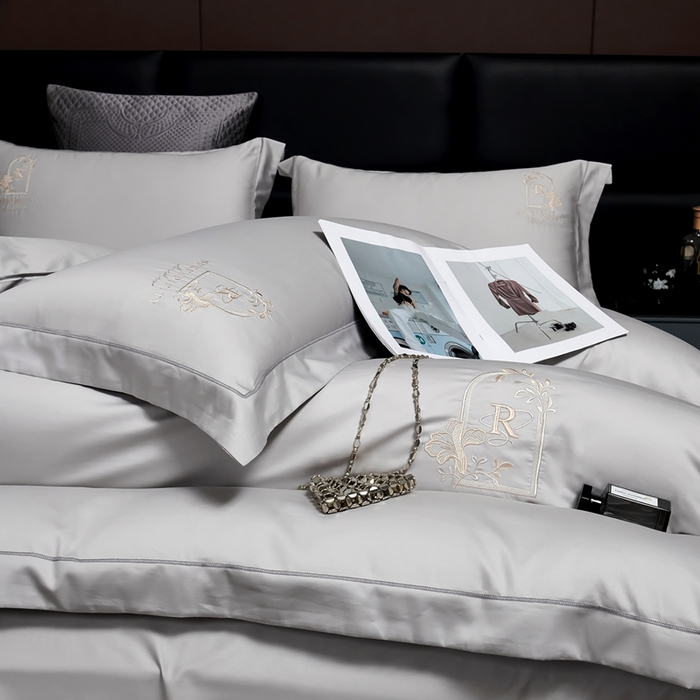 91家纺网 家纺一手货源 找家纺 2025新款60s支贡缎长绒棉刺绣花四件套纯棉全棉100%棉轻奢风四件套 艾尚-高级灰