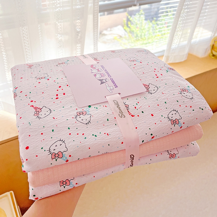 91家纺网 家纺一手货源 找家纺 奈颜 2025新款三丽鸥爆款云感双层纱印花四件套学生宿舍三件套-含防伪吊牌-叠拍图 蛋糕KT猫-浅粉