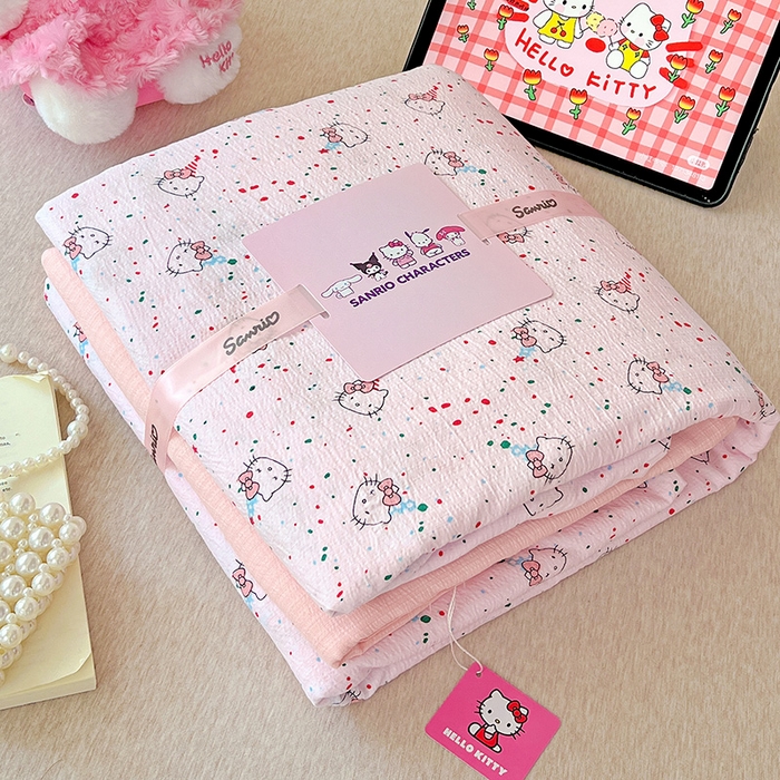 91家纺网 家纺一手货源 找家纺 奈颜 2025新款三丽鸥爆款云感双层纱印花四件套学生宿舍三件套-含防伪吊牌-叠拍图 蛋糕KT猫-浅粉