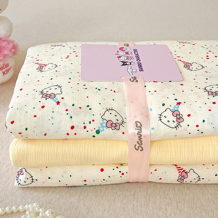 91家纺网 家纺一手货源 找家纺 奈颜 2025新款三丽鸥爆款云感双层纱印花四件套学生宿舍三件套-含防伪吊牌-叠拍图 蛋糕KT猫-乳白