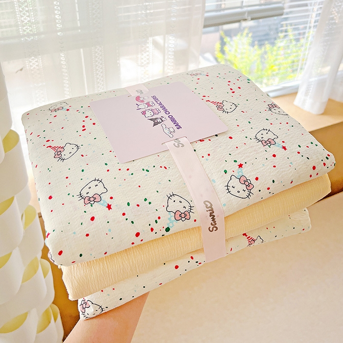 91家纺网 家纺一手货源 找家纺 奈颜 2025新款三丽鸥爆款云感双层纱印花四件套学生宿舍三件套-含防伪吊牌-叠拍图 蛋糕KT猫-乳白