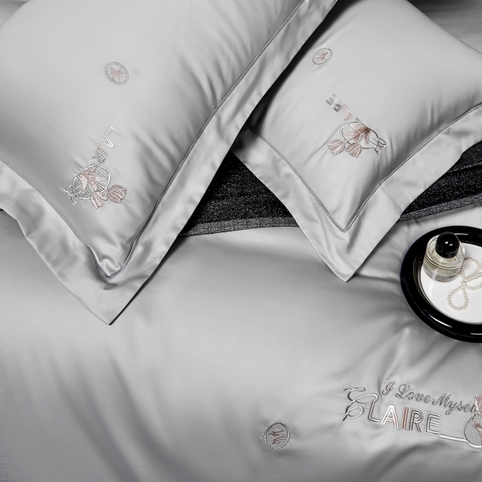 91家纺网 家纺一手货源 找家纺 2025新款60s支贡缎长绒棉刺绣花四件套纯棉全棉100%棉轻奢风四件套 米拉-高级灰