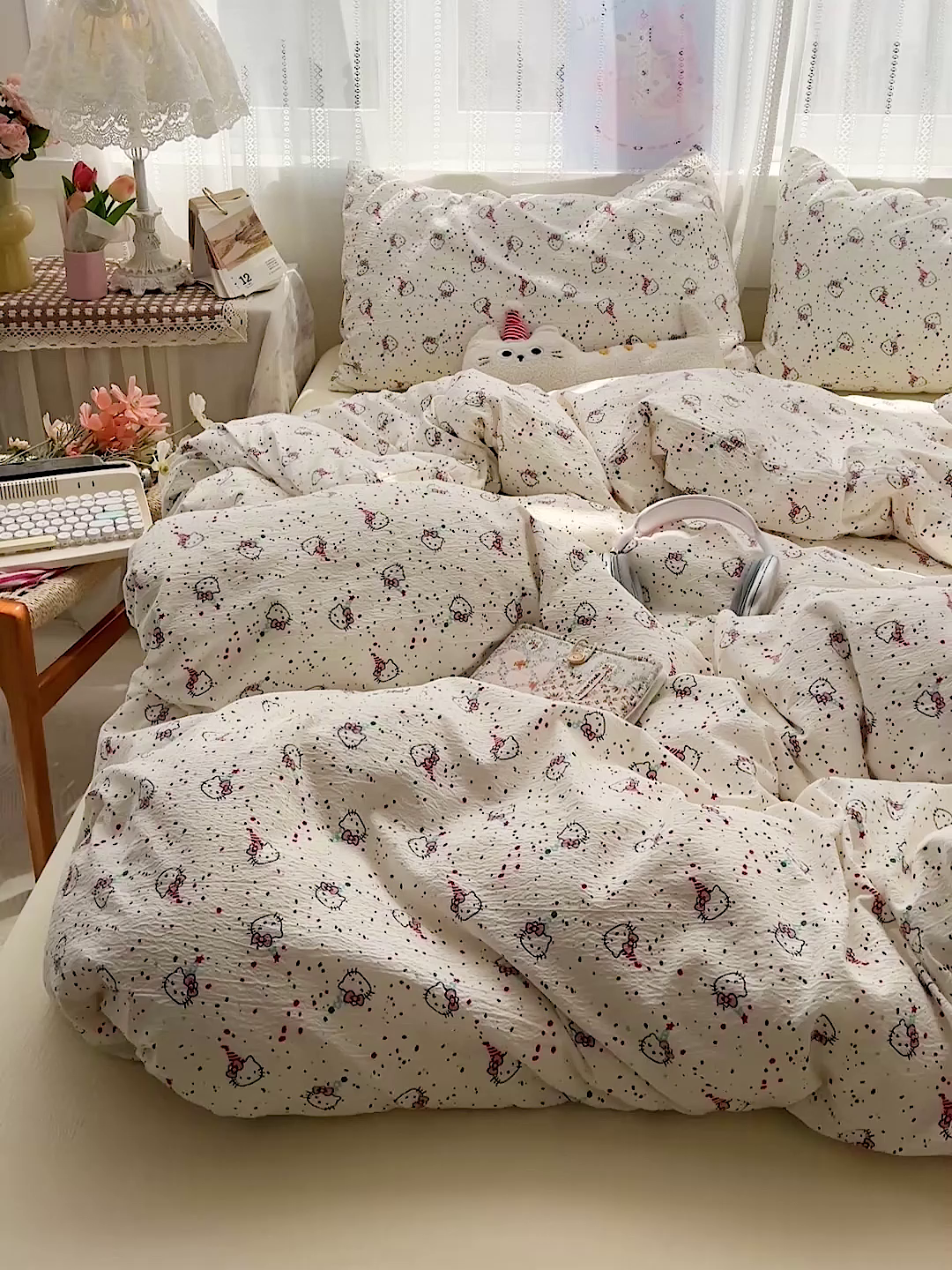 91家纺网 家纺一手货源 找家纺 奈颜 2025新款三丽鸥爆款云感双层纱印花四件套学生宿舍三件套-含防伪吊牌-叠拍图 蛋糕KT猫-乳白