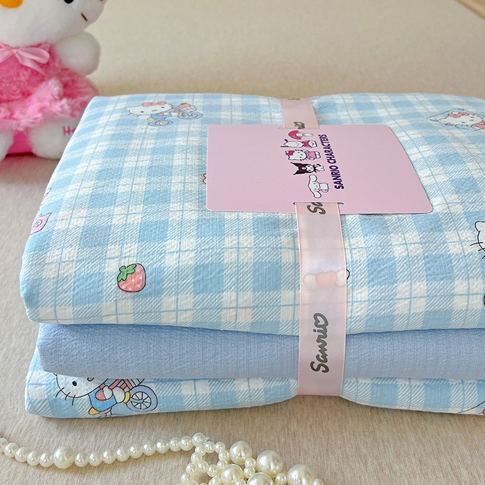 91家纺网 家纺一手货源 找家纺 奈颜 2025新款三丽鸥爆款云感双层纱印花四件套学生宿舍三件套-含防伪吊牌-叠拍图 格子KT-浅蓝