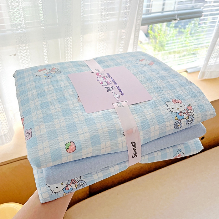 91家纺网 家纺一手货源 找家纺 奈颜 2025新款三丽鸥爆款云感双层纱印花四件套学生宿舍三件套-含防伪吊牌-叠拍图 格子KT-浅蓝