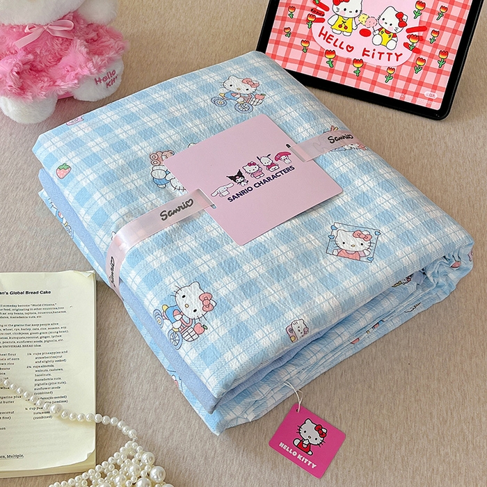 91家纺网 家纺一手货源 找家纺 奈颜 2025新款三丽鸥爆款云感双层纱印花四件套学生宿舍三件套-含防伪吊牌-叠拍图 格子KT-浅蓝