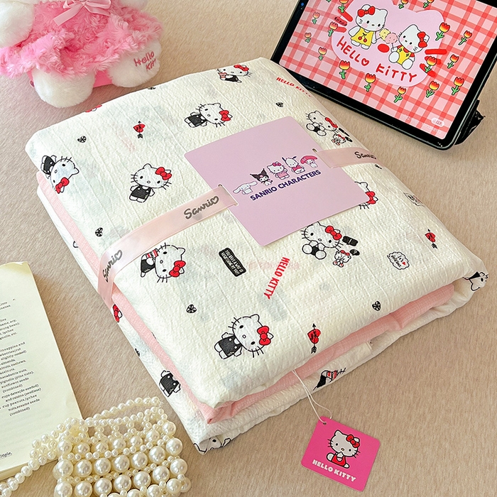 91家纺网 家纺一手货源 找家纺 奈颜 2025新款三丽鸥爆款云感双层纱印花四件套学生宿舍三件套-含防伪吊牌-叠拍图 嗨皮KT