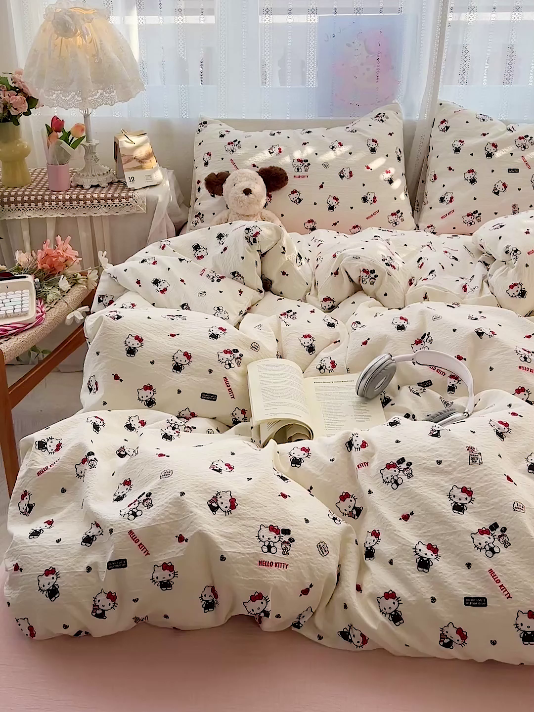 91家纺网 家纺一手货源 找家纺 奈颜 2025新款三丽鸥爆款云感双层纱印花四件套学生宿舍三件套-含防伪吊牌-叠拍图 嗨皮KT