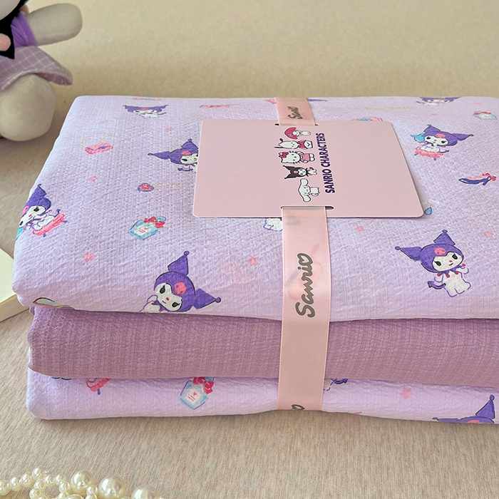 91家纺网 家纺一手货源 找家纺 奈颜 2025新款三丽鸥爆款云感双层纱印花四件套学生宿舍三件套-含防伪吊牌-叠拍图 库洛米-浅紫