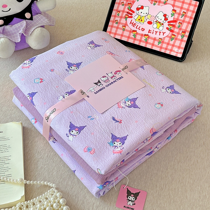 91家纺网 家纺一手货源 找家纺 奈颜 2025新款三丽鸥爆款云感双层纱印花四件套学生宿舍三件套-含防伪吊牌-叠拍图 库洛米-浅紫