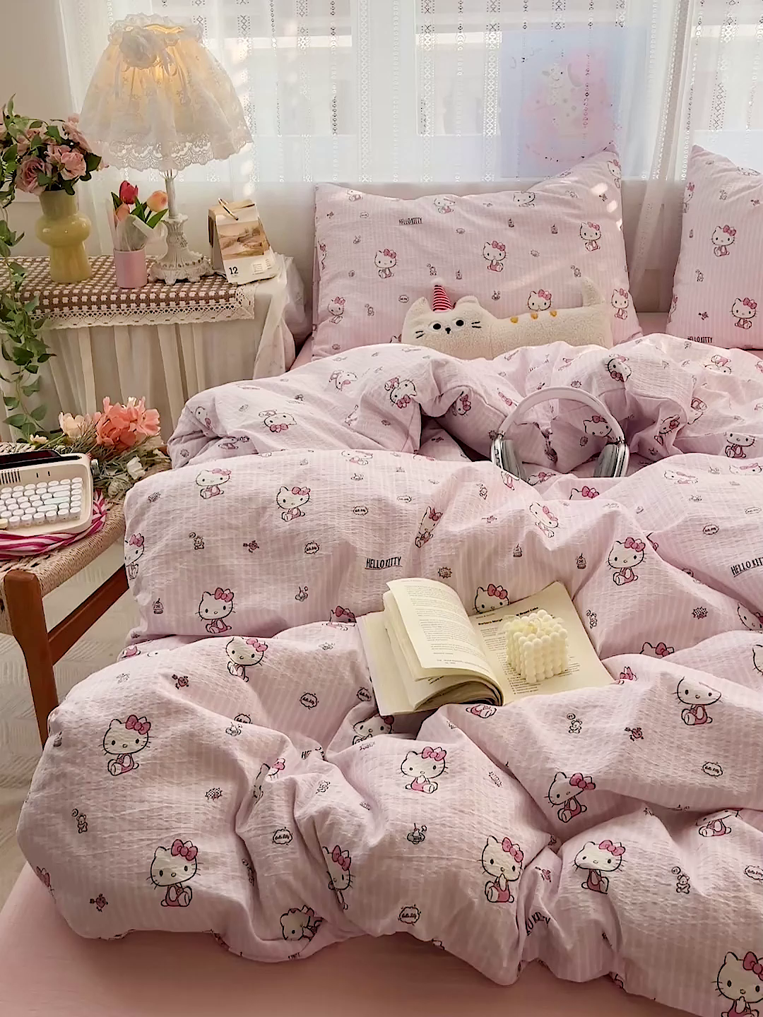 91家纺网 家纺一手货源 找家纺 奈颜 2025新款三丽鸥爆款云感双层纱印花四件套学生宿舍三件套-含防伪吊牌-叠拍图 条纹KT-浅粉