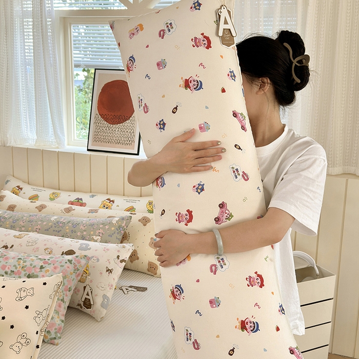 91家纺网 家纺一手货源 找家纺 （总）罗亿家纺 2025新款ins韩国卡通水洗棉大抱枕长条靠枕靠垫(小红书同款)