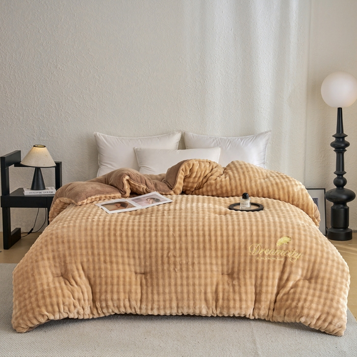 91家纺网 家纺一手货源 找家纺 米米儿家纺 2025新款兔毛牛奶绒加厚保暖冬被外贸跨境被子被芯 卡咖-泡泡绒