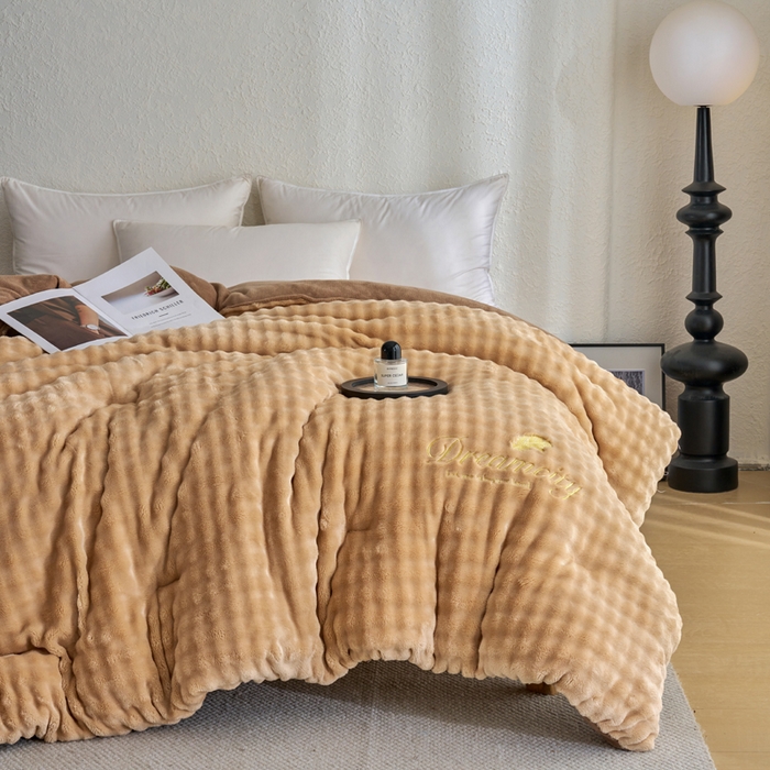 91家纺网 家纺一手货源 找家纺 米米儿家纺 2025新款兔毛牛奶绒加厚保暖冬被外贸跨境被子被芯 卡咖-泡泡绒