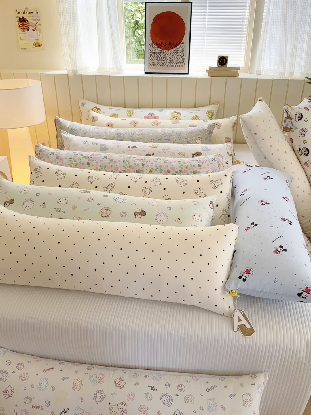 91家纺网 家纺一手货源 找家纺 罗亿家纺 2025新款ins韩国卡通水洗棉大抱枕长条靠枕靠垫(小红书同款) kitty乐园