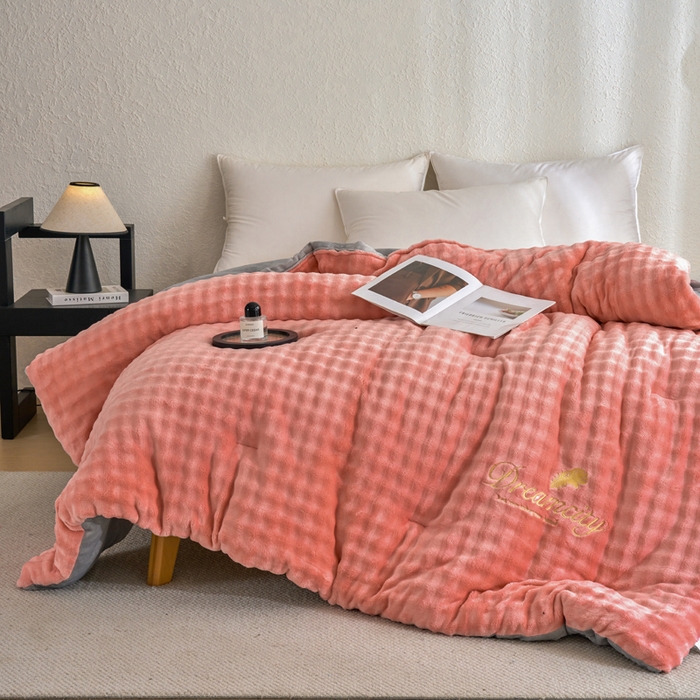 91家纺网 家纺一手货源 找家纺 米米儿家纺 2025新款兔毛牛奶绒加厚保暖冬被外贸跨境被子被芯 豆沙灰-泡泡绒