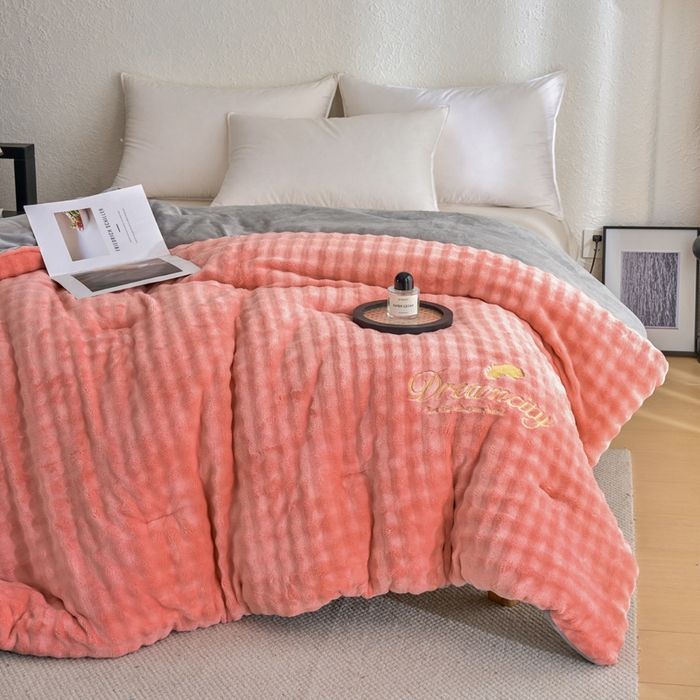 91家纺网 家纺一手货源 找家纺 米米儿家纺 2025新款兔毛牛奶绒加厚保暖冬被外贸跨境被子被芯 豆沙灰-泡泡绒